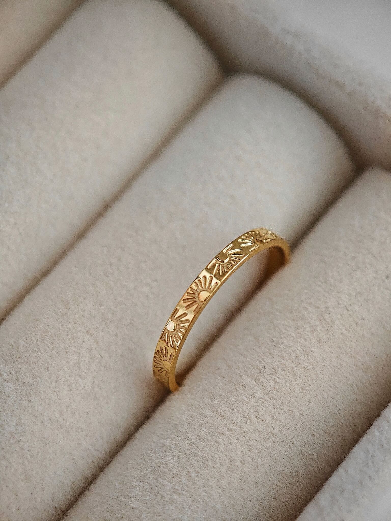 Sunny Sonnen Ring in gold aus 18k Edelstahl von Lymaja Jewelry 