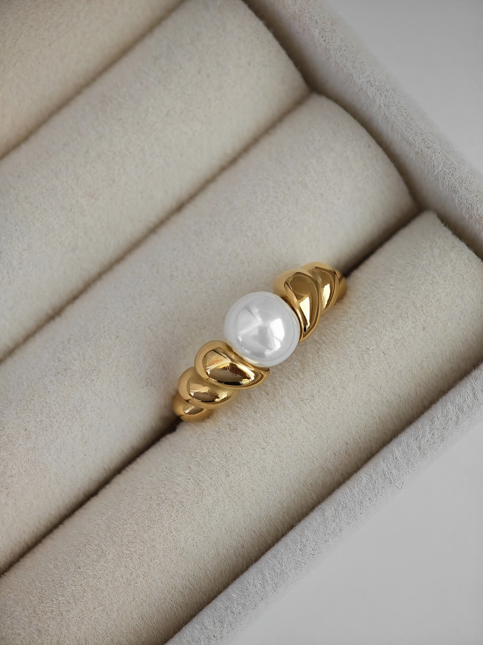 Sweet Pearl Croissant Ring Gold aus Edelstahl mit einer Süßwasserperle von Lymaja Jewelry 