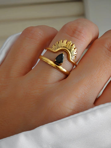 Tropfen Ring schwarz aus 18k vergoldeten Edelstahl und einem Zirkon Stein von Lymaja Jewelry 