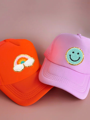 Lymaja Trucker Caps mit Smiley und Regenbogen in rosa orange