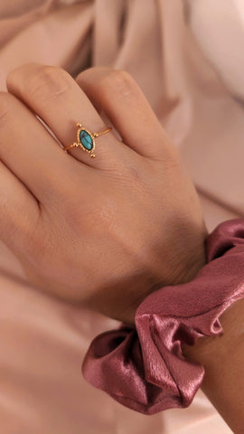 Türkiser Vintage Ring in gold mit einem türkis blauen Naturstein und einem eleganten Muster verstellbar für Frauen aus Edelstahl 18k vergoldet von Lymaja Jewelry