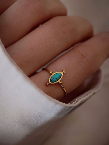 Türkiser Vintage Ring in gold mit einem türkis blauen Naturstein und einem eleganten Muster verstellbar für Frauen aus Edelstahl 18k vergoldet von Lymaja Jewelry