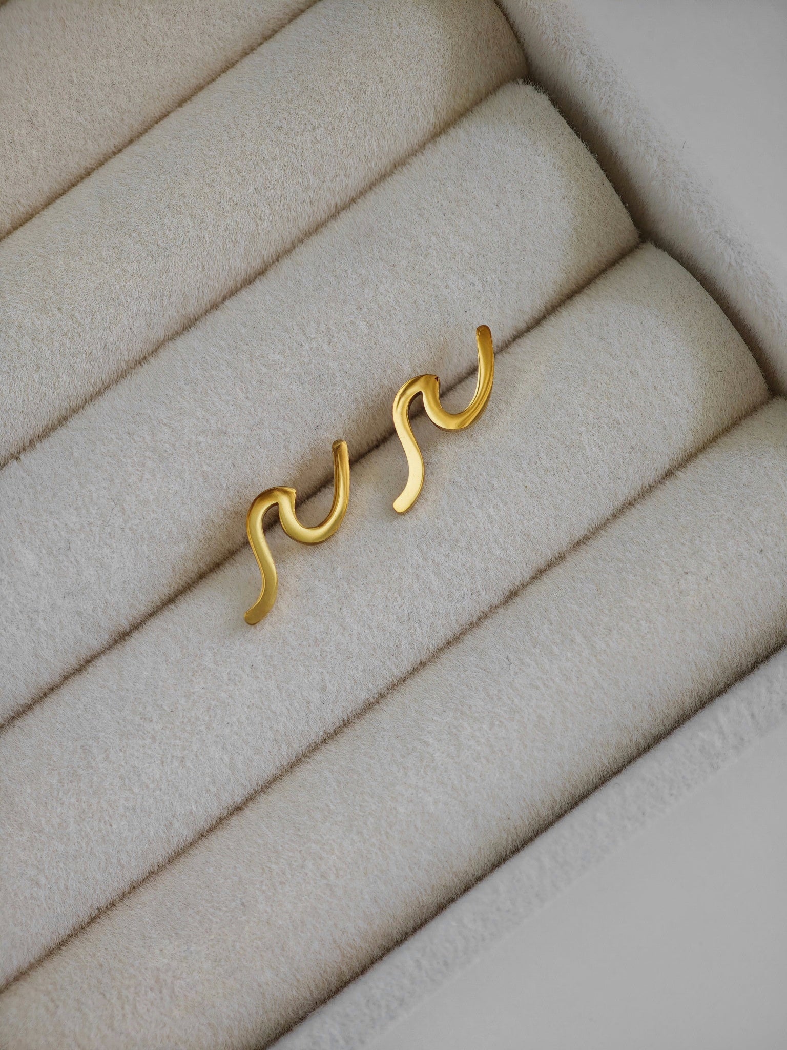 Wave Wellen Ohrstecker Ohrringe in gold 18k Edelstahl von Lymaja Jewelry