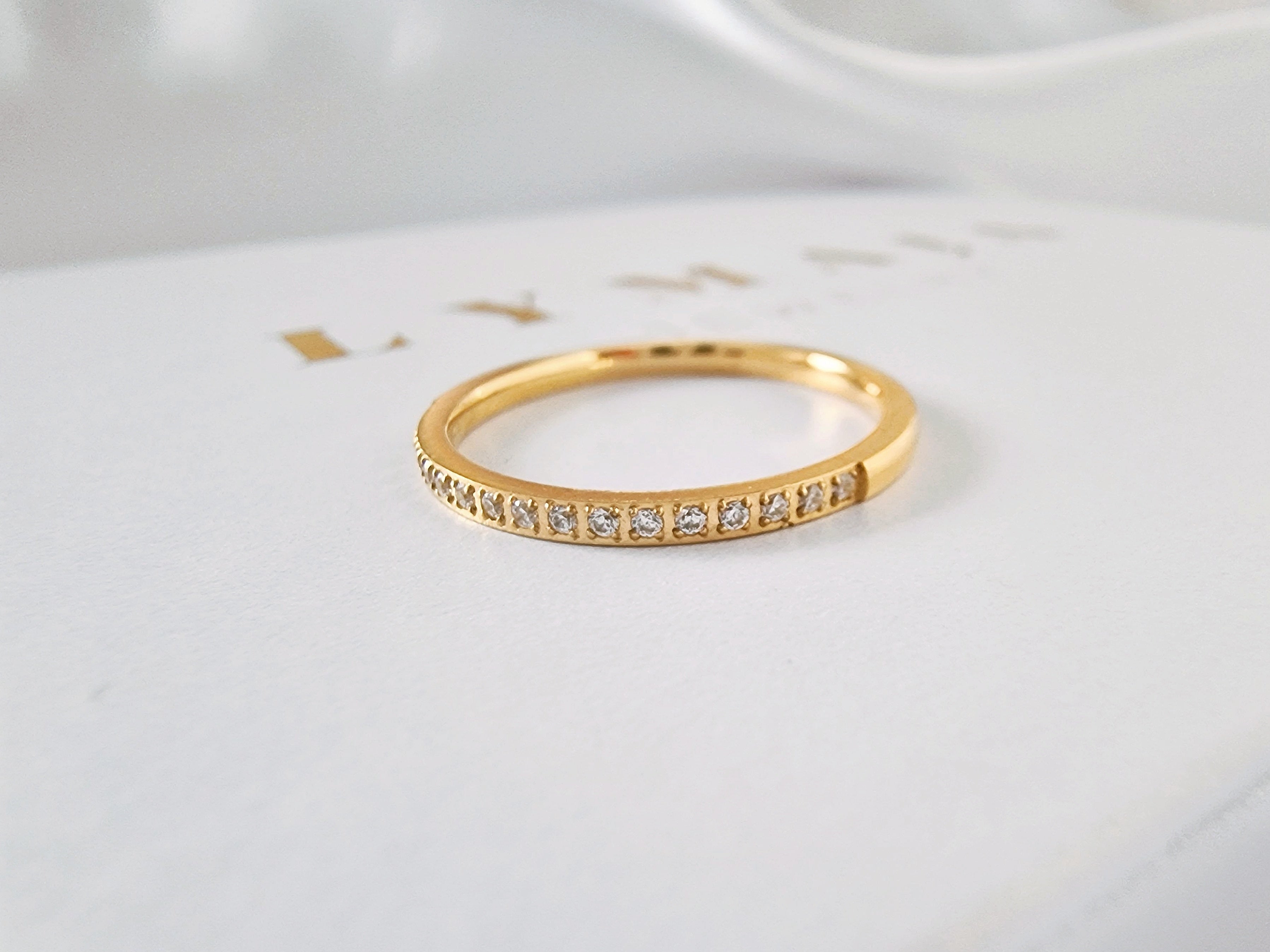 gold ring mit zirkonia steinen Lymaja