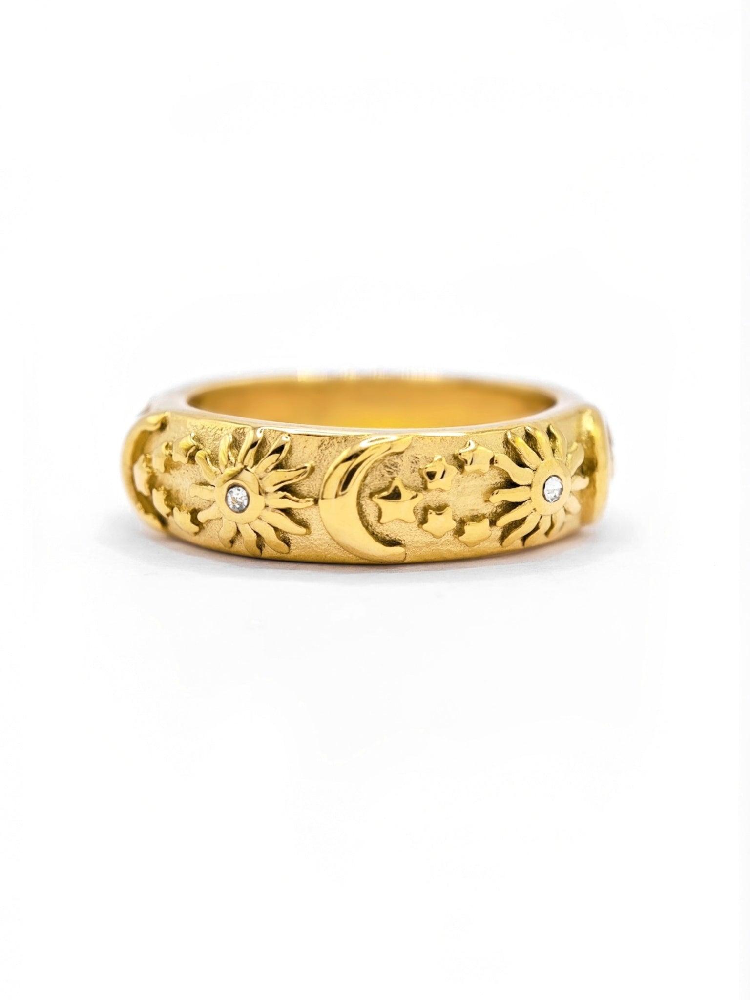 Akasha Ring mit Sonne Mond und Sterne Motiv mit kleinen Zirkon Steinen in gold aus Edelstahl - LYMAJA