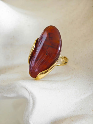 Auffälliger Amber Statement Ring in Gold mit ovalem Stein in warmem Bernstein-Look