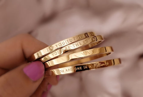 Armreifen in Gold aus 18K vergoldetem 316L Edelstahl mit Spruch Gravur von LYMAJA