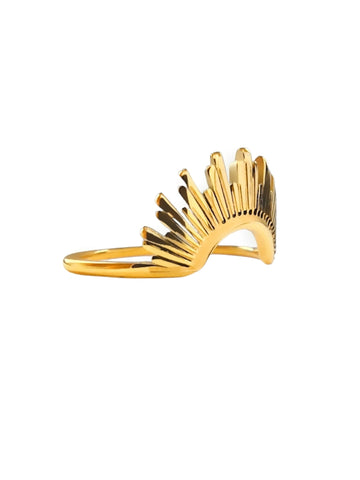 Goldener Ring mit halber Sonne, die Sonnenstrahlen sind unterschiedlich groß, auf der Abbildung ist der Ring seitlich dargestellt 
