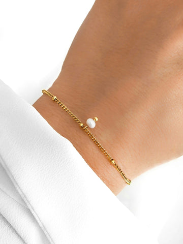 Filigrane Baby Pearl Armkette in Gold aus 18k vergoldetem Edelstahl mit einer kleinen echten Süßwasserperle am Handgelenk