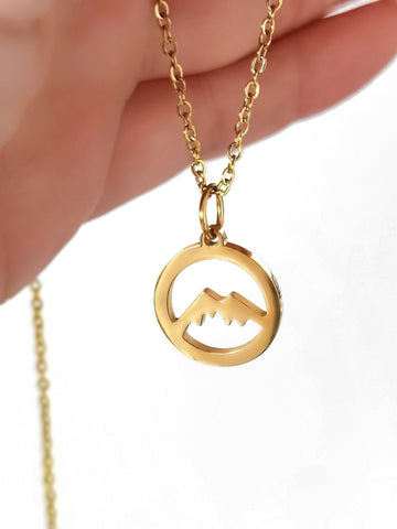 Halskette mit rundem Anhänger aus Edelstahl mit feinem Berg-Motiv in Gold