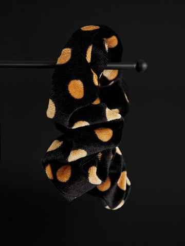 Schwarzer Samt Scrunchie Haargummi mit beigen Punkten - Lymaja