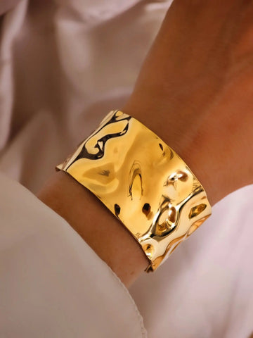 Bold Sculpted Armreif aus 18k vergoldetem Edelstahl mit strukturierter Oberfläche in Gold für Damen