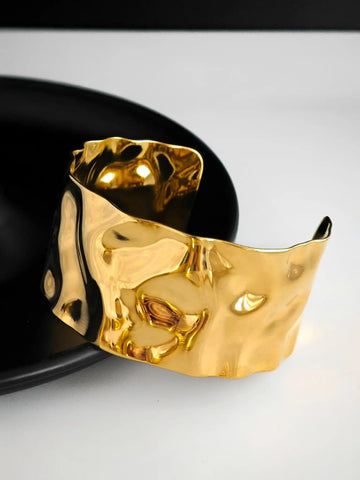 Bold Sculpted Armreif aus 18k vergoldetem Edelstahl mit strukturierter Oberfläche in Gold für Damen