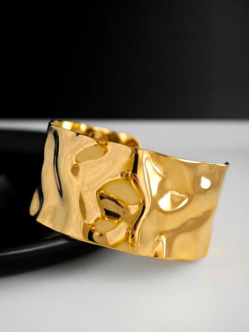 Bold Sculpted Armreif aus 18k vergoldetem Edelstahl mit strukturierter Oberfläche in Gold für Damen