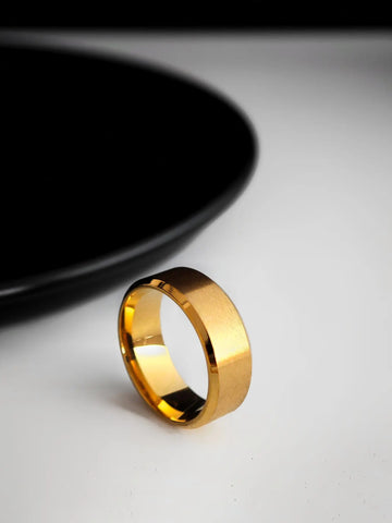 Goldener Brushed Edge Ring für Männer – matt gebürstet, polierter Rand, 316L Edelstahl - LYMAJA