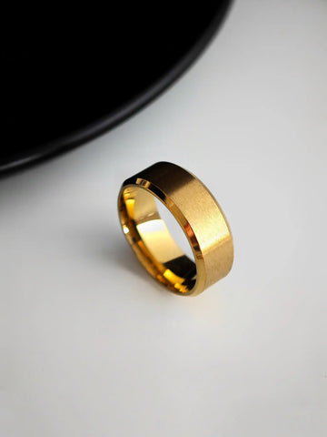 Goldener Brushed Edge Ring für Männer – matt gebürstet, polierter Rand, 316L Edelstahl - LYMAJA