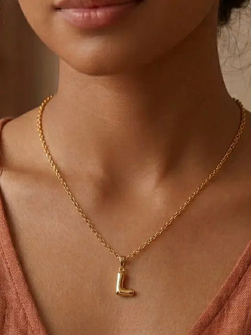 Moderne Frau trägt die goldene Bubble Letter Charm Halskette personalisiert mit ihrem Initial