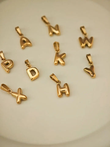 Personalisierte Bubble Letter Charms in Gold aus wasserfestem Edelstahl von A bis Z im 3D Puffy Design