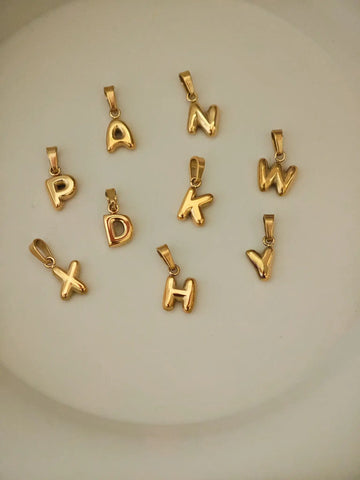 Personalisierte Bubble Letter Charms in Gold aus wasserfestem Edelstahl von A bis Z im 3D Puffy Design