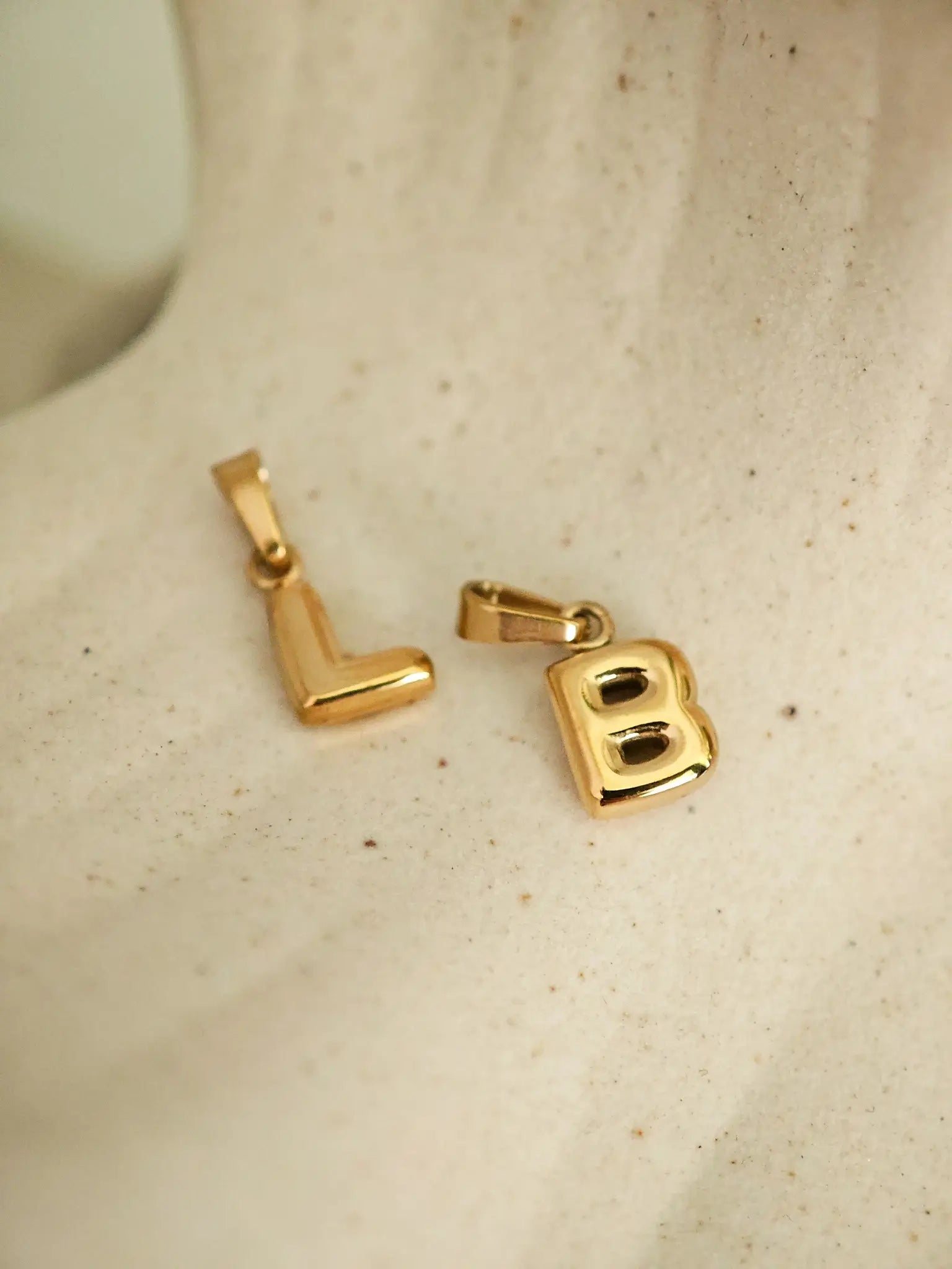 Personalisierte Bubble Letter Charms in Gold aus wasserfestem Edelstahl von A bis Z im 3D Puffy Design