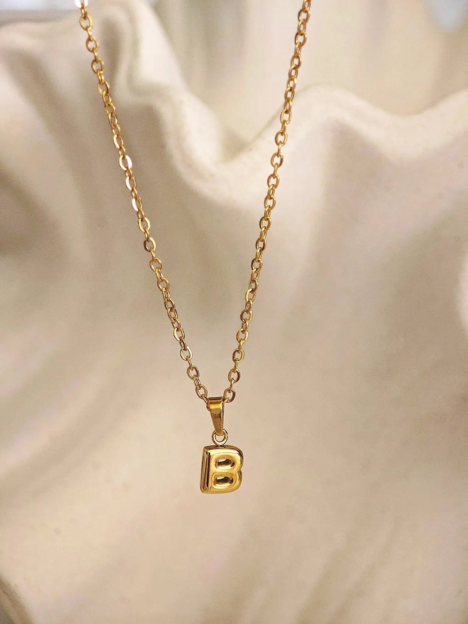 Personalisierte Bubble Letter Charm Halskette in Gold aus 18k vergoldetem Edelstahl mit 3D Puffy Buchstaben
