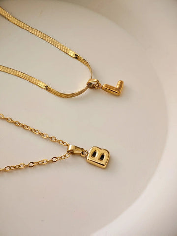 Personalisierte Bubble Letter Charm Halsketten in Gold aus 18k vergoldetem Edelstahl mit 3D Puffy Buchstaben