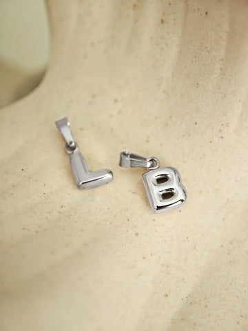 Personalisierte Bubble Letter Charms in Silber aus wasserfestem Edelstahl von A bis Z im 3D Puffy Design