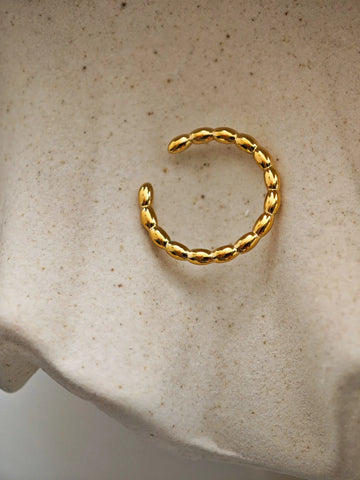 Bubble Ring in Gold aus 18K vergoldetem 316L Edelstahl als filigraner Kugelring von LYMAJA