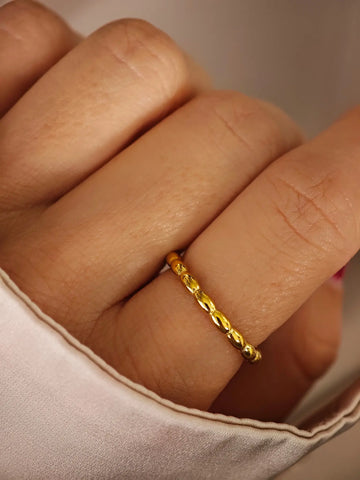 Bubble Ring in Gold aus 18K vergoldetem 316L Edelstahl als filigraner Kugelring von LYMAJA