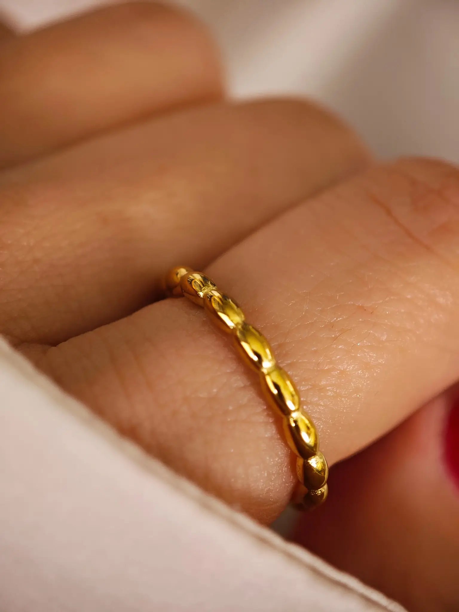 Bubble Ring in Gold aus 18K vergoldetem 316L Edelstahl als filigraner Kugelring von LYMAJA