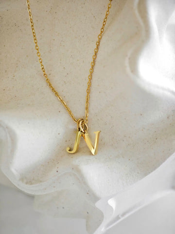 Personalisierte Buchstaben Charm Halskette in Gold mit V und J Anhänger