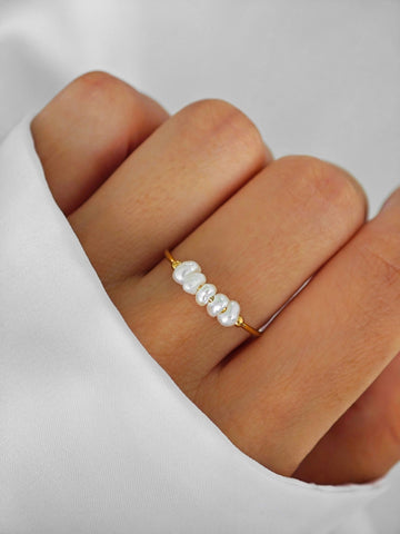 Goldener Ring mit fünf kleinen weißen Süßwasserperlen in Reihenfolge