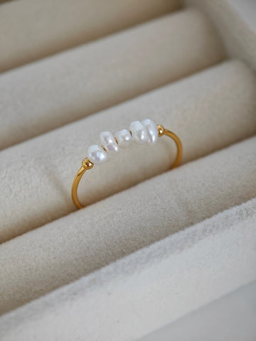 Goldener Ring mit fünf kleinen weißen Süßwasserperlen in Reihenfolge