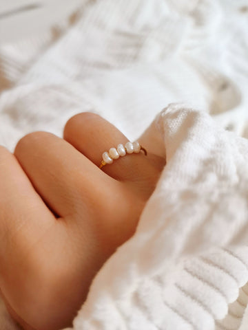 Goldener Ring mit fünf kleinen weißen Süßwasserperlen in Reihenfolge