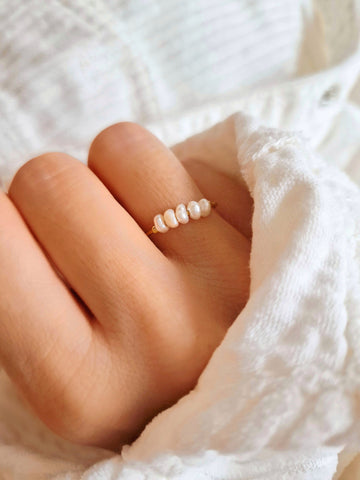 Goldener Ring mit fünf kleinen weißen Süßwasserperlen in Reihenfolge