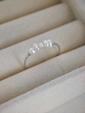 Silberner Ring mit fünf kleinen weißen Süßwasserperlen in Reihenfolge