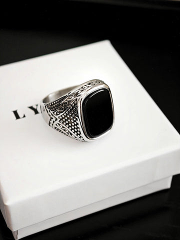 Celtic Onyx Ring mit einem schwarzen Onyx Stein aus Edelstahl in silber für Männer von Lymaja Jewelry 
