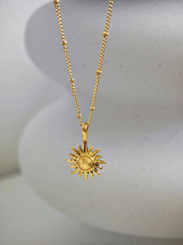 Chiara Sonnen Halskette in gold aus 316L Edelstahl 18k vergoldet mit einem Sonnen Anhänger für Frauen von Lymaja Jewelry