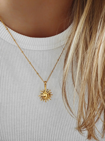Chiara Sonnen Halskette in gold aus 316L Edelstahl 18k vergoldet mit einem Sonnen Anhänger für Frauen von Lymaja Jewelry