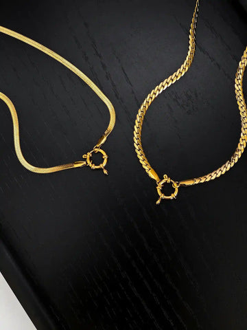 Goldene Gliederhalskette mit 4 mm Kettengliedern und eine Schlangen Halskette mit rundem Charm-Ring-Verschluss