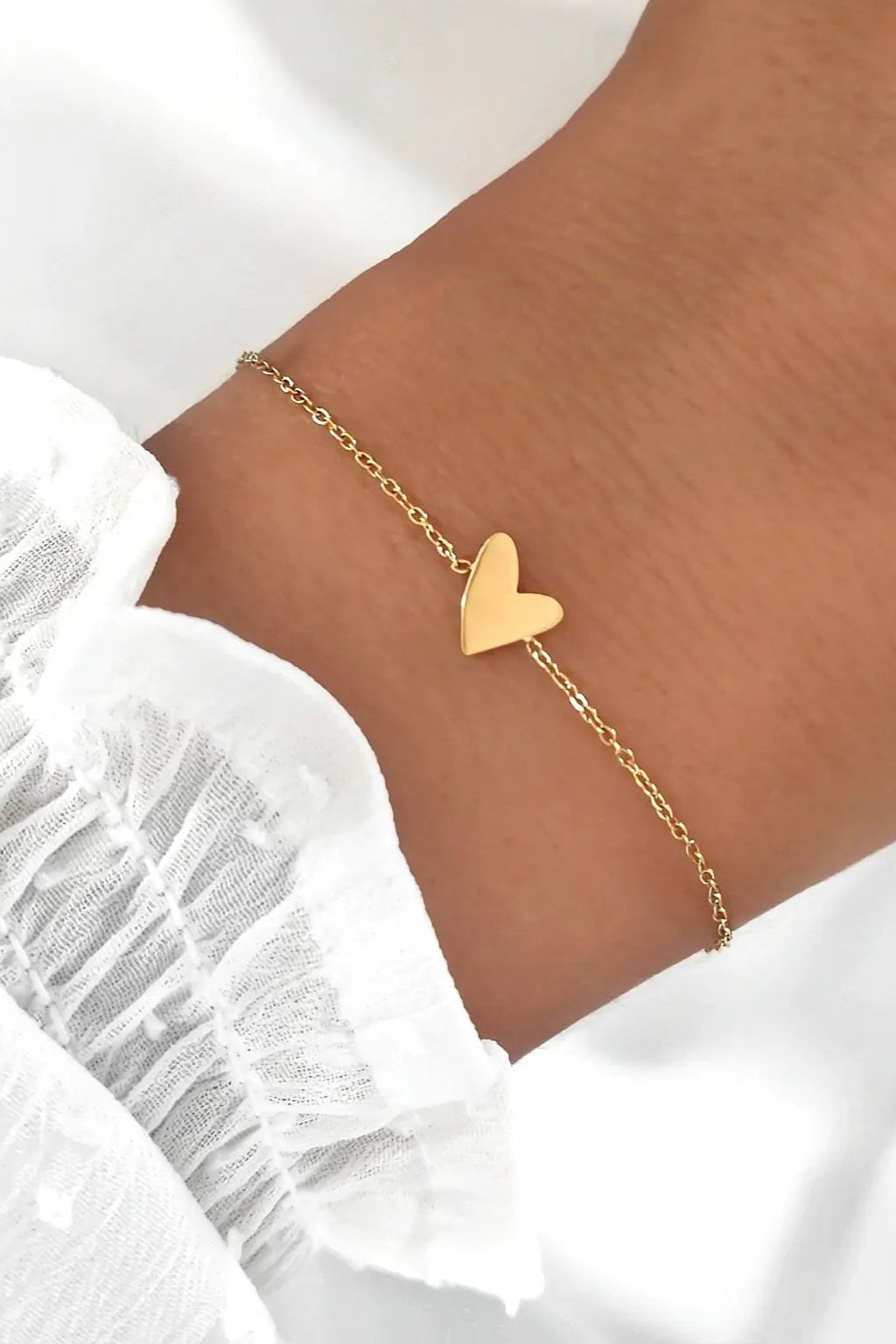 Classy Herz Armkette mit einem kleinen glänzenden Herz in gold verstellbar aus Edelstahl mit einem Karabiner Verschluss für Frauen von Lymaja Jewelry