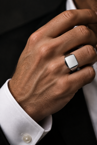 Klassischer breiter silberner Siegel Ring getragen von einem Mann in einem weißen Hemd