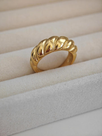 Wasserfester Croissant Ring in Gold aus 18k vergoldetem Edelstahl in gedrehtem Design