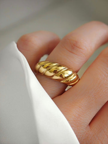 Wasserfester Croissant Ring in Gold aus 18k vergoldetem Edelstahl in gedrehtem Design