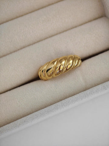 Wasserfester Croissant Ring in Gold aus 18k vergoldetem Edelstahl in gedrehtem Design