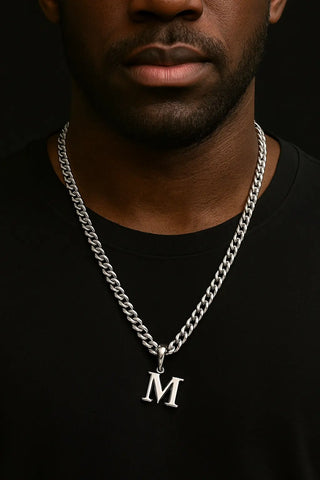 Männer Model mit silberner 5mm Panzerkette und 10mm Buchstabenanhänger M