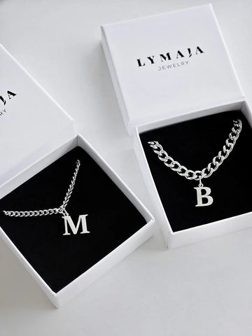 Silberne Panzerketten mit Buchstabenanhänger M und B in einer Geschenkverpackung von Lymaja Jewelry 