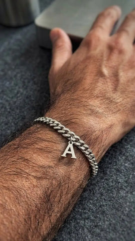 silbernes Cuban Link Buchstaben Armband für Herren mit 10mm Wunschbuchstabe von LYMAJA