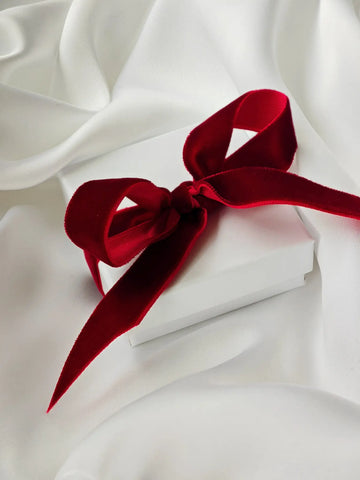 Weiße ECO Schmuck Geschenkbox von LYMAJA gebunden mit roter 16mm Samtschleife