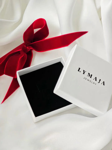 Weiße ECO Schmuck Geschenkbox von LYMAJA gebunden mit roter 16mm Samtschleife geöffnet